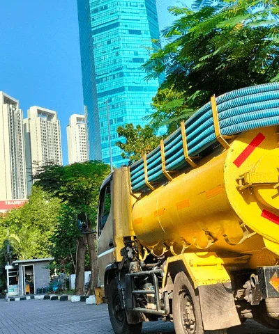 Mobil Sedot WC CV Mitra Sabena depan gedung