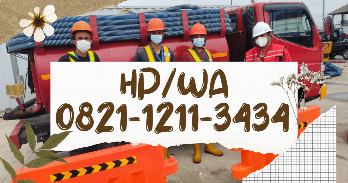 Pekerja sedang melakukan sedot WC