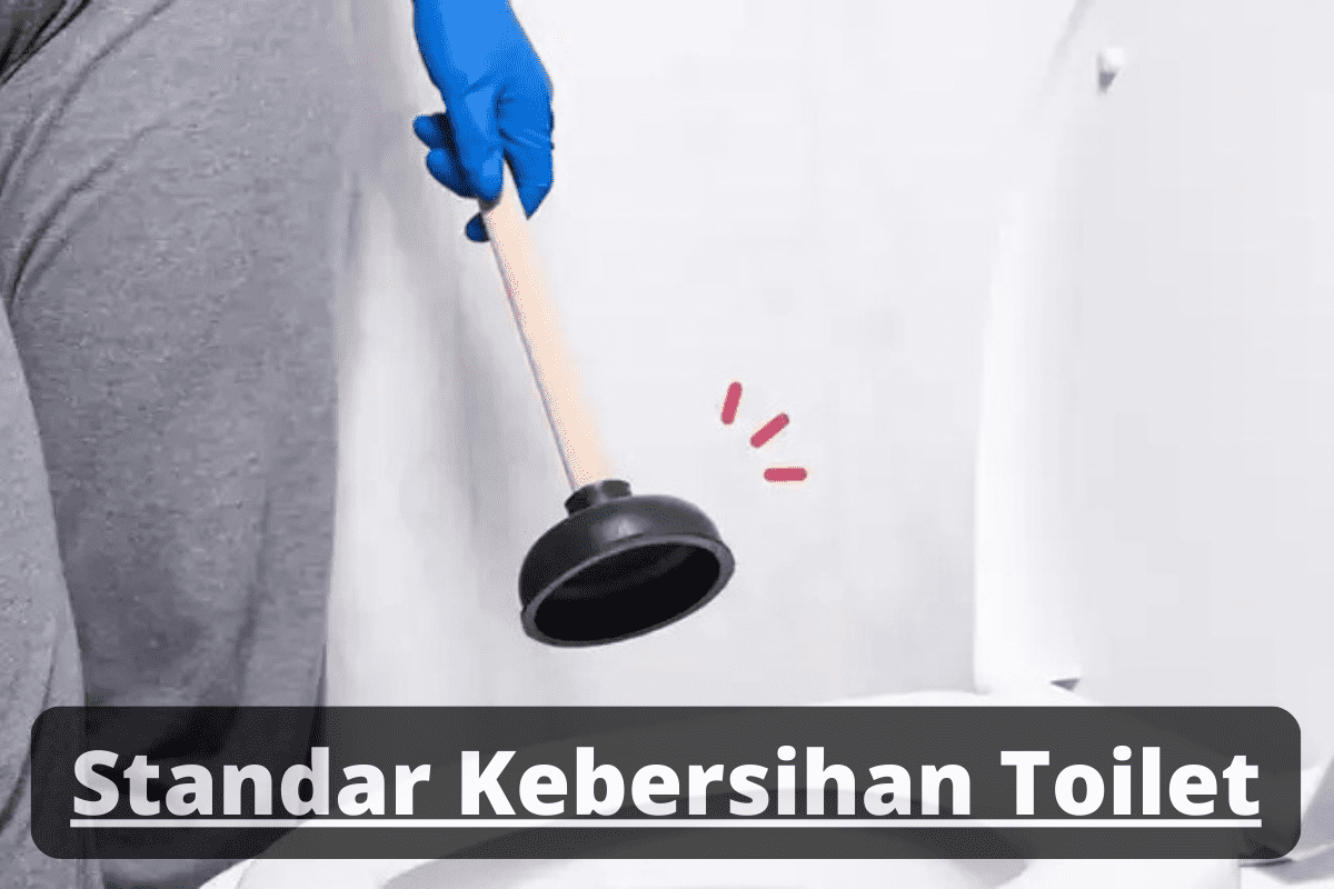 Pekerja cleaning service sedang membersihkan toilet dengan sikat toilet dan bahan pembersih.